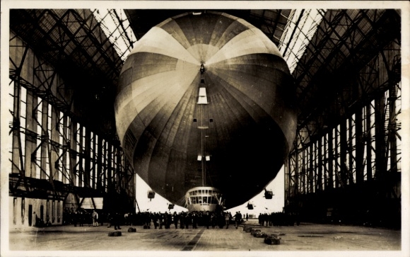 Postcard airship LZ 127 Graf Zeppelin, brought into the airship hall
