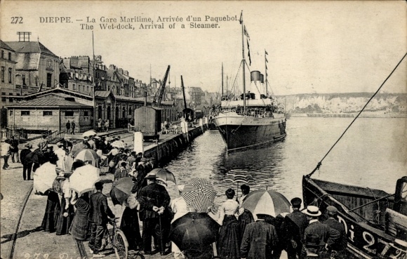 Ak Dieppe Seine Maritime, Fähranleger mit Dampfschiff, wartende Menschen, Schirme, Hafenlinie