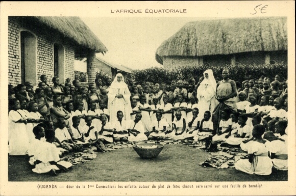 Ak Ouganda Uganda, Jour de la 1ère Communion, les enfants autour du plat de fête