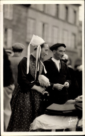 Postcard Plougastel Daoulas Finistère, man and woman in Breton costumes