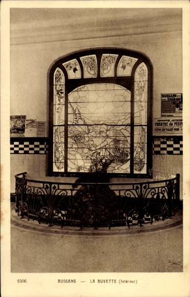 Ak Bussang Vosges,  La Buvette, Innenansicht, Fenster mit Glasmalerei, Theaterplakate