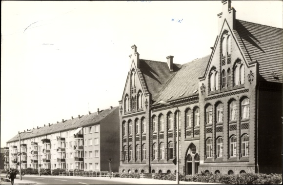 Postcard Friedland in Mecklenburg, Oberschule Friederike Krüger