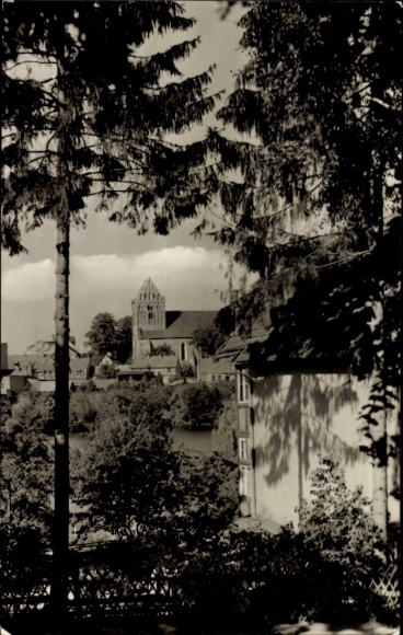 Ak Lychen in der Uckermark, Blick auf die Kirche, Bäume im Vordergrund, Schwarz-Weiß-Foto