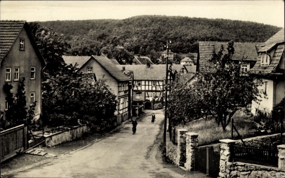 Postcard Wolfsburg Unkeroda, Dorfstraße, cyclists, half-timbered houses