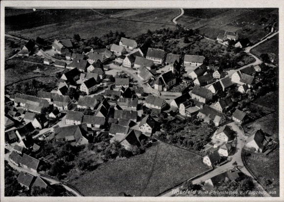 Ak Tigerfeld Pfronstetten in Baden Württemberg, Luftaufnahme, viele Dächer, Dorfstruktur, Landsch