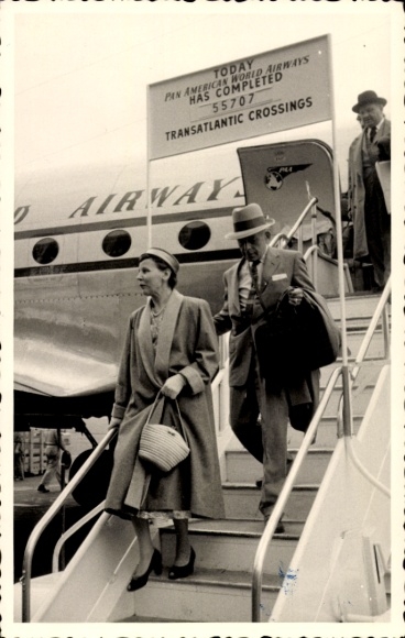 Foto Ak Flughafen Berlin Tempelhof, Passagierflugzeug Pan American World Airways, Passagiere, 1956