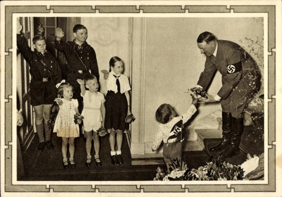 Ganzsachen Ak Kinder begrüßen Adolf Hitler, Blumenstrauß, Propaganda, Hitlerjugend, BDM