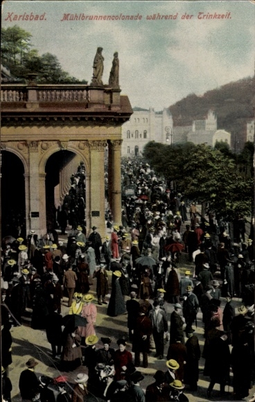 Postcard Karlovy Vary Karlsbad town, Mill Colonnade, crowd, drinking time