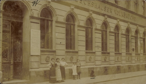 Photo Postcard Vienna 15 Rudolfsheim Fünfhaus Austria, Friesgasse 9, Volksküche, girls, Murli