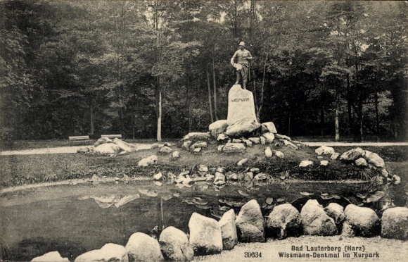 Ak Bad Lauterberg im Harz, Wissmann Memorial, kuurtuinen, standbeeld van een soldaat, natuurlijke elementen
