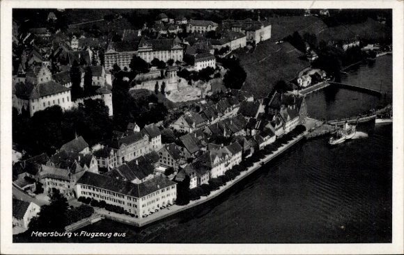 Ak Meersburg am Bodensee, Luftaufnahme von  Blick auf die Altstadt und den Hafen