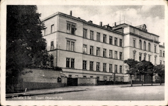 Ak Oschatz in Sachsen, Staatliche Oberschule, historisches Gebäude, Stadtansicht, Bäume, Straß...