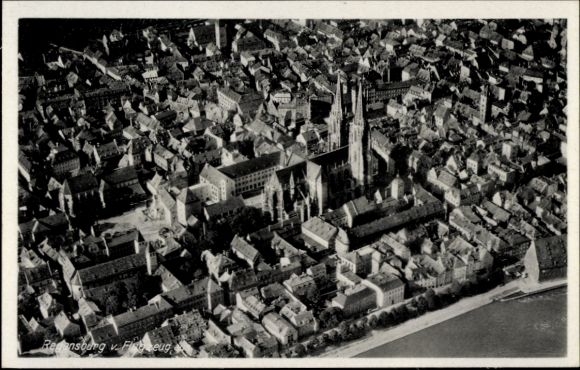 Ak Regensburg an der Donau Oberpfalz, Luftaufnahme von   Gebäude, Altstadt, Fluss sichtbar
