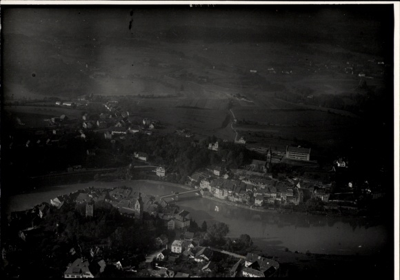 Ak Laufenburg am Hochrhein, Stadtbild von  aufgenommen aus der Luft. Zu sehen sind der Rhein, ...