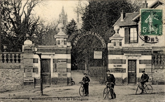 Ak Montmorency Val d’Oise, Eingang zum Parc de l'Orangerie, drei Radfahrer,  Architektur