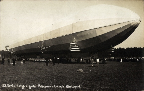 Foto Ak Zeppelin Luftschiff, Passagierwechsel auf dem Riedtlepark, Riedlepark Friedrichshafen