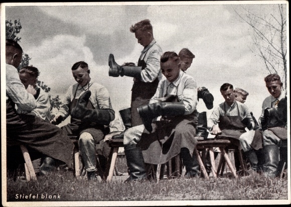 Ak Reichsarbeitsdienst, Stiefel putzen, RAD