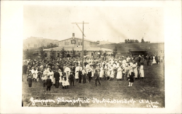 Photo Postcard Oberfriedersdorf Neusalza Spremberg in Saxony, singers' festival, groups on the festival grounds