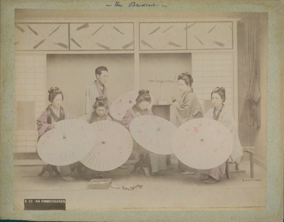 Photo Japanese women in kimono embroider umbrellas, manager, studio