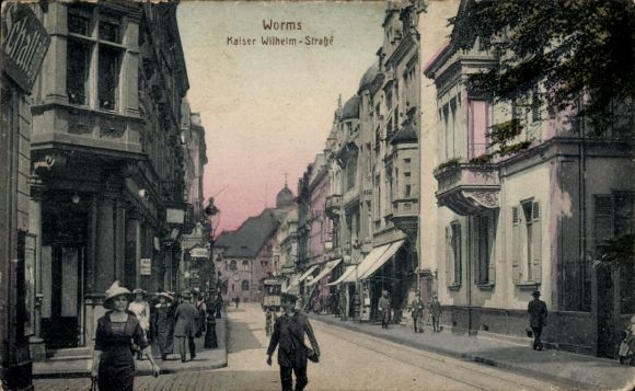 Postcard Worms am Rhein, street in Kaiser Wilhelm-Straße, buildings, people on the street