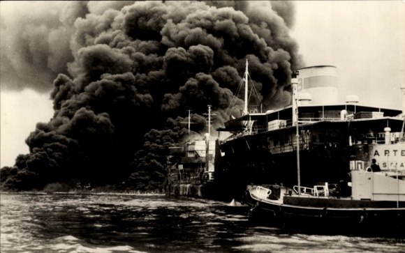 Postcard Hoek van Holland, De brandende Noorse tanker Artimis, June 7, 1958