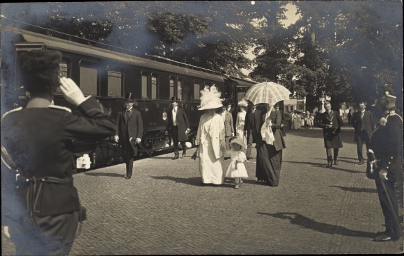 Photo Postcard Apeldoorn Gelderland, Het Loo, train station, reception