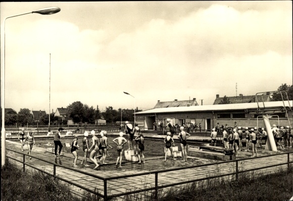 Ak Groß Rosenburg Barby an der Elbe, Badeanstalt, Schwimmer, Schwimmbecken, Jugendliche, Sport...