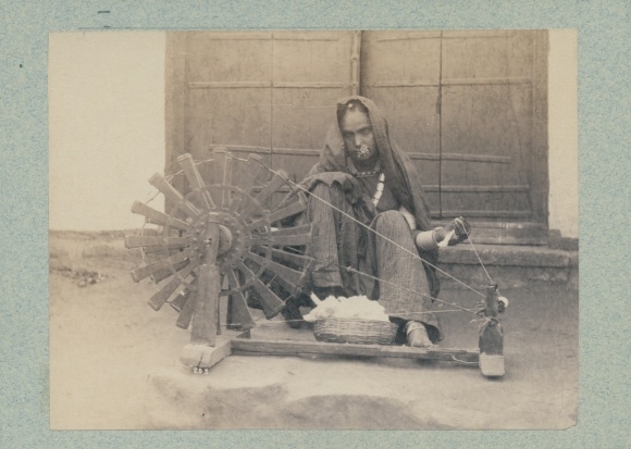 Photo Singapore, woman spinning, spinning wheel, cotton, circa 1880