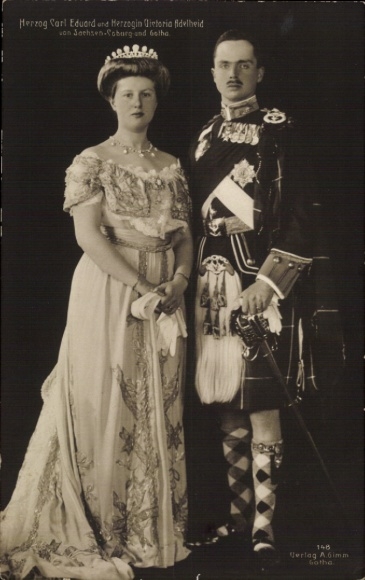 Ak Herzog Carl Eduard von Sachsen Coburg Gotha, Herzogin Victoria Adelheid, Standportrait