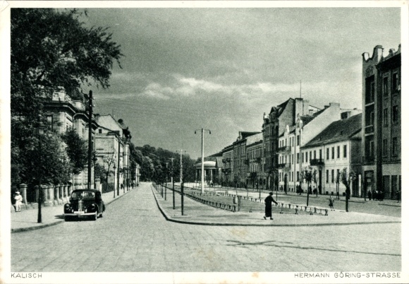 Ak Kalisz Kalisch Posen, Hermann Göring-Straße, Gebäude, Straßenansicht, Autos