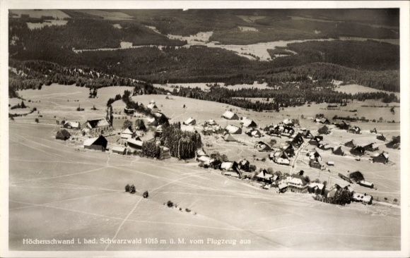 Ak Höchenschwand im Schwarzwald, Luftaufnahme von  Schwarzwald, 1015 m ü. M., viele Gebäude