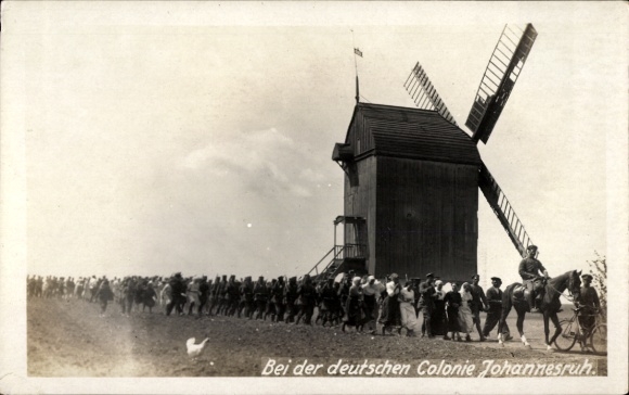 Foto Ak Ukraine, Deutsche Kolonie Johannesruh, Windmühle, Soldaten