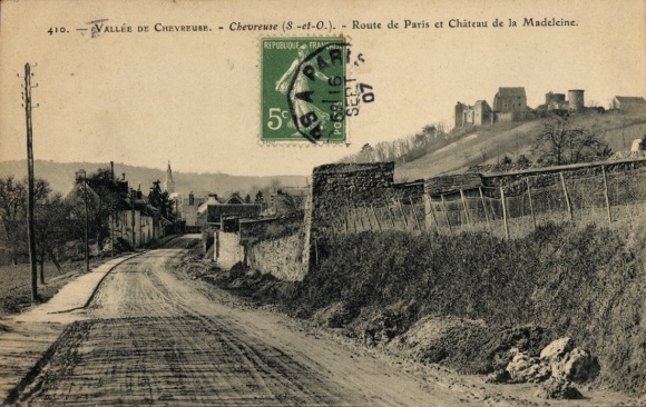 CPA Chevreuse Yvelines, Route de Paris et Château de la Madeleine