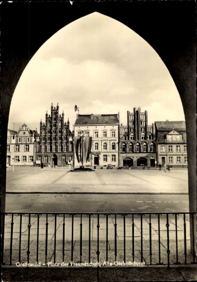 Ak Hansestadt Greifswald, Platz der Freundschaft, Alte Giebelhäuser
