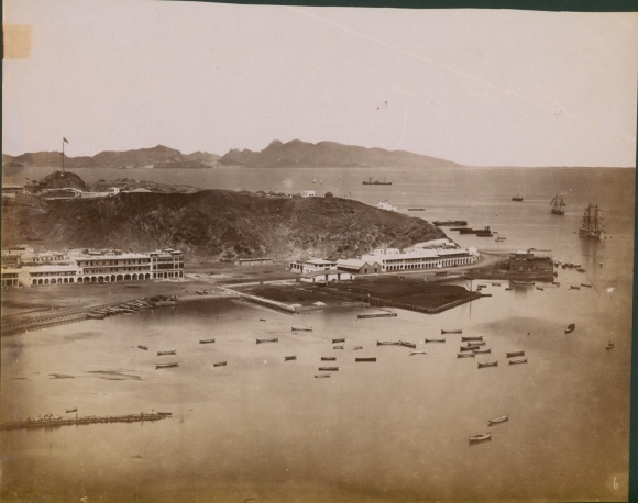 Photograph around 1880, harbor area of Aden, buildings on the shore, panorama
