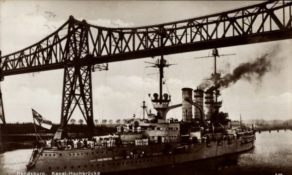 Postcard Rendsburg, German warship, battleship under the canal bridge, Imperial Navy