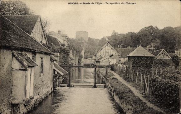 Ak Gisors Eure, Blick auf das Wasser, Häuser, schmale Strasse, Schloss im Hintergrund