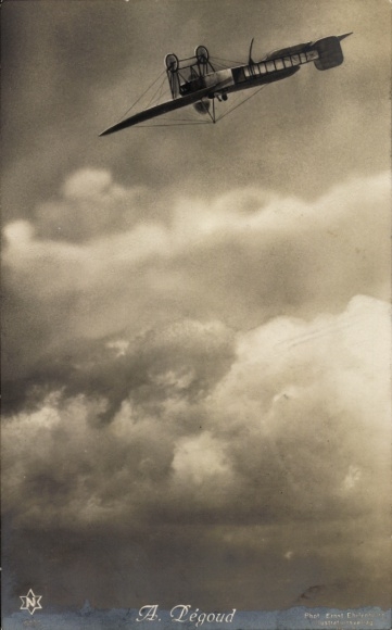 Ak Französischer Luftfartpionier A. Pégoud in seinem Flugzeug auf dem Rücken, Novitas 9002