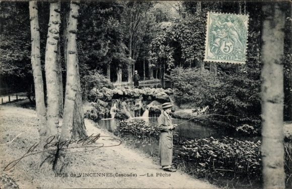 Ansichtkaart Paris XII Bois de Vincennes, man aan het vissen in een groen park, waterval op de achtergrond, postkantoor...