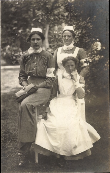 Photo Postcard Gliwice Gleiwitz Schlesien, Dutch military hospital, three nurses, portrait