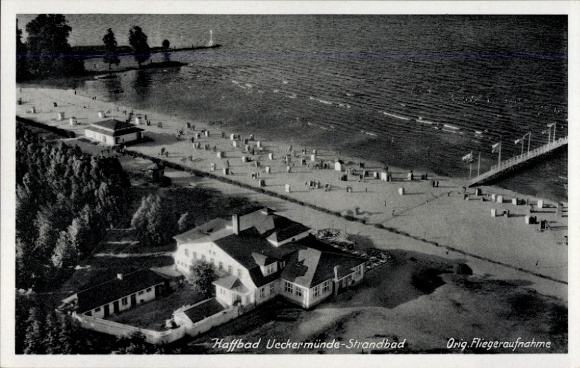 KP Ueckermünde na Pomorzu Zachodnim, widok z lotu ptaka na Haffbad Ueckermünde-Strandbad, plaża, drzewa