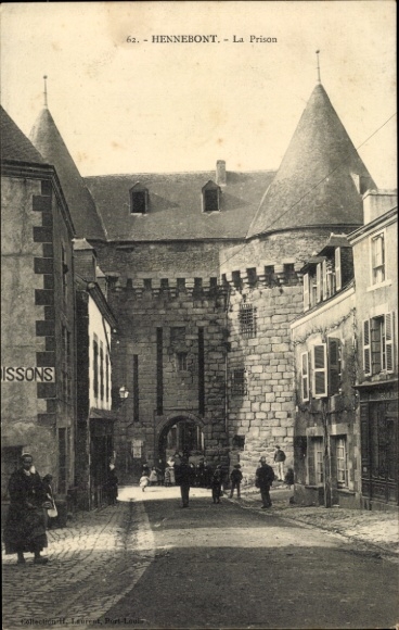 Postcard Hennebont Morbihan, La Prison, prison view, stone buildings, street