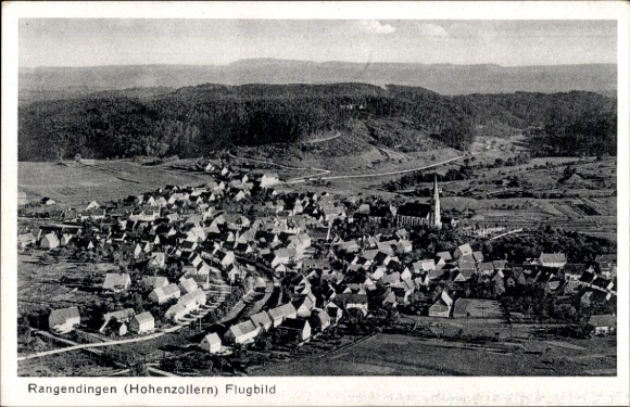 Ak Rangendingen im Zollernalbkreis, Luftaufnahme, viele Häuser, Kirche, Wald im Hintergrund