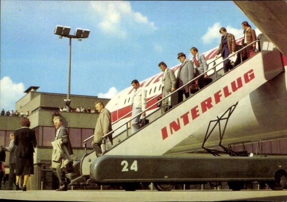 KP Kleinziethen Schönefeld koło Berlina, lotnisko, INTERFLUG, pasażerowie wysiadający, Airport-Mo