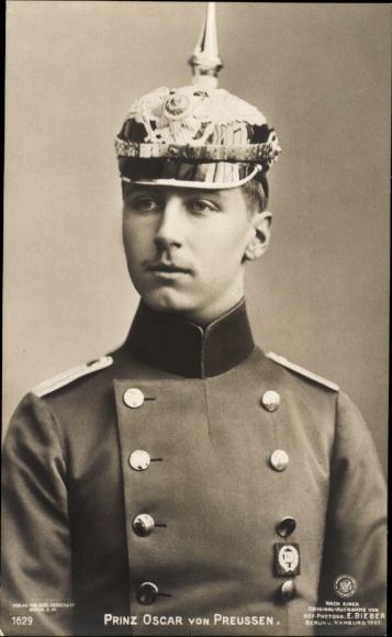 Postcard Oskar Prince of Prussia, portrait in uniform with spiked helmet