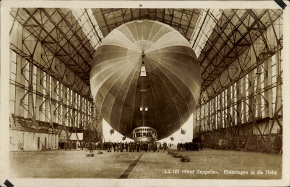 Postcard Friedrichshafen on Lake Constance, airship LZ 127 Graf Zeppelin, bringing into the airship hangar