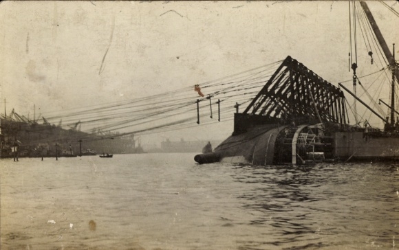 Photo Postcard traffic accident, seafaring, ship in the water, crane