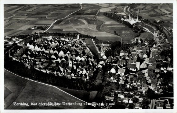 Ak Berching in der Fränkischen Alb Oberpfalz, Luftaufnahme von  Oberpfalz, Häuser, Landschaft
