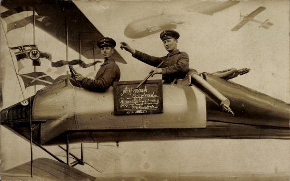 Foto Ak Truppenübungsplatz Munsterlager, zwei Soldaten im Flugzeug, Fotomontage, Zeppelin