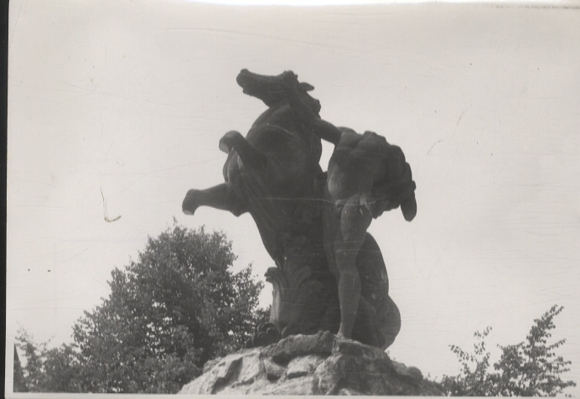Original Foto Berlin Wilmersdorf, Siegfriedbrunnen am Rüdesheimer Platz, um 1946, ca. 12 x 17 cm